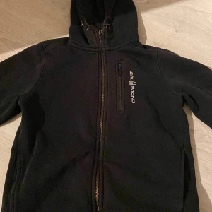 Säljer sail racing kofta - För kort för mig. Storlek 150 och köpte för 1000 men säljer för 500 eftersom använder inte. ( ny pris 300)