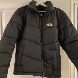 Säljer denna North Face jacka, knappt använd och i fint skick. Är i herr model men funkar även för kvinnor 