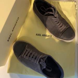 Ett par Axel Arigato skor i okej skick. Man får med skobox och dustbag. Passar perfekt för sommaren.💯🙌🏻