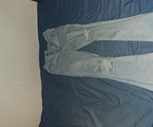 Ljusblå nootcut/flare jeans med hål och slits - Ett par jättesnygga jeans som aldrig kommit till användning💕💕 skriv om du har några funderingar eller vill ha fler bilder💕 priset kan diskuteras.