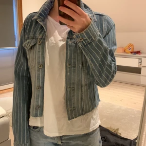 Jeans jacka - En jätte fin jeansjacka som knte kommer till användning längre köpt för 400