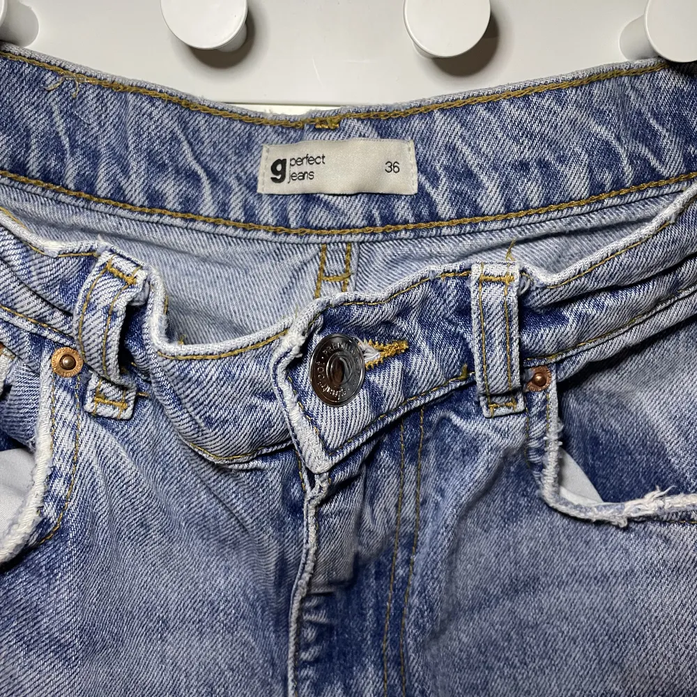 Säljer dessa skit snygga jeansen från Gina Tricot. Tighta runt lår och midja och pösiga nere. Super fin blå färg😍. Jeans & Byxor.