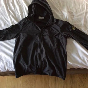 Stone island overshirt - Tja! Säljer nu min fina stone island jacka som jag har haft ett bra tag nu men som bara ligger i garderoben. Kom privat för mer bilder och bild på qrkod osv! 