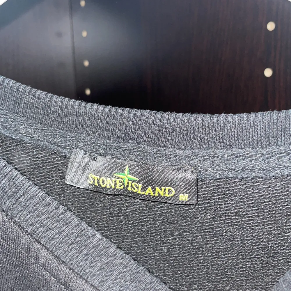 !Rep! Stone Island sweatshirt stolek M  Färg svart och mycket bra skick Bra kopia ända skillnaden är lapparna inuti tröjan🤝. Tröjor & Koftor.