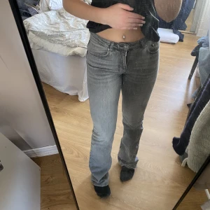 Gråa bootcut jeans - Säljer mina gråa bootcut jeans från gina som tyvärr har blivit för små för mig. Sparsamt använda. Skriv till mig vid intresse eller fler bilder💗
