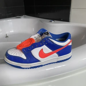 Nike dunks - Hej säljer mina dunks i strl 36 då dem är för små för mig, skick 7/10 halvstora repor som du ser på 2 bilden!