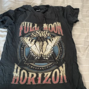 T-shirt  - En t-shirt från Gina med text och en stor fjäril i mitten.