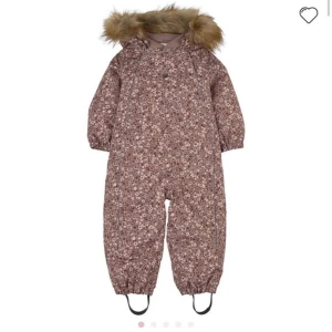 Vinteroverall Lilac Flower - Helt nytt, oöppnade. Storlek 86 Nytt pris 1099kr Mitt pris 499kr  Hämtas i Karlstad/Forshaga, kan fraktas också.