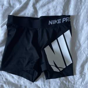 Nikepro shorts med märke på sidan. Använda fåtal gånger. Storlek S🖤 100kr+frakt 
