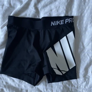 Nike pro shorts - Nikepro shorts med märke på sidan. Använda fåtal gånger. Storlek S🖤 100kr+frakt 