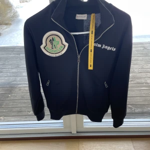 Moncler x Palm angels  - Säljer min moncler x Palm angels tröja då den inte kommer till användning längre, qr kod finns. Skriv för frågor eller funderingar, har inget kvitto därför det låga priset.