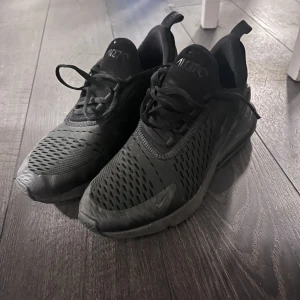 Nike Air Max 270 - Inköpta för ett år sedan för 1800kr på Nike. Säljer mina gamla skor för att jag har växt ur dom. Fint skick.