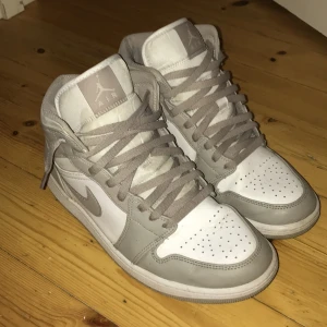 Air jordan 1 mid ”linen” - Riktigt snygga jordans i bra skick!  Orginal box medföljer! Köpt på restocks för ca 3500kr. Pris kan diskuteras!