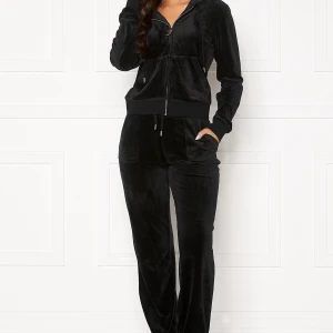 Juicy sett - Säljer mitt svarta juicy sett då jag inte använder det mer. På ett av snörena på byxorna saknas en metallgrej och dragkedjan på tröjan har blivit konstig därav det låga priset. Skriv privat för fler bilder. Tröjan är S och byxorna xxs