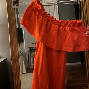 One shoulder klänning  - Jättefin one shoulder klänning. Sparsamt använd. Frakten ingår i priset 