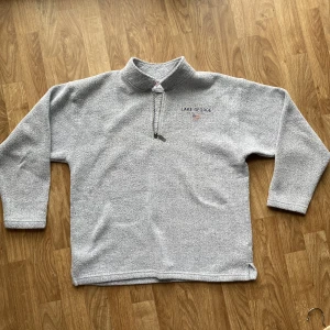 Retro tröja från USA - Perfekt till sommarkvällarna. För kort i ärmarna för mig. Någon form av fleece ?