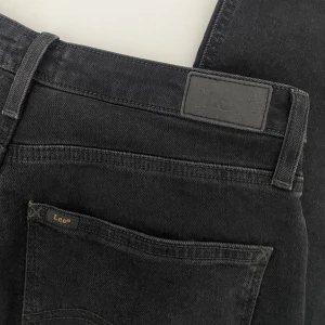 Svarta straight jeans  - Dom är lite för korta för mig som är 178, annars sitter dom perfekt, kan användas som lågmidjade också. 