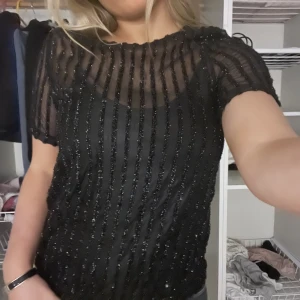 Festtopp - Säljer denna så snygga fest-glittertopp från Vero Moda. Linnet under har tappat fästet om tröja på ena sidan men det är inget som man stör sig på<3 skriv privat vid frågor, pris kan diskuteras💕