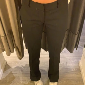 Kostymbyxor Bilbok - Bikboks kostymbyxor lågmidjade med slits. Säljer pågrund utav att dom är för små,bra skick ❤️Modellen heter ”Vera”💕Köpta för 400 säljer för 195kr