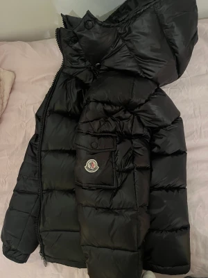 Moncler jacka svart  - Säljer nu min supersnygga svarta monclerjacka då den inte kommer till användning. Den är väl använd men fortfarande i mycket bra skick och har inga defekter.  Skriv vid intresse och fler bilder! Pris kan diskuteras. 