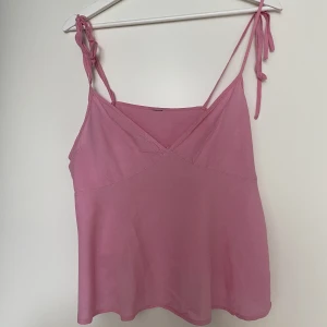 Rosa topp - Säljer denna superfina topp som är köpt i Italien. Den är som i nyskick och endast använd ett fåtal gånger. Meddela för funderingar!💖