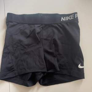 Nike shorts storlek M