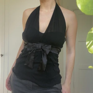 Meshlinne - Vackert meshlinne med rosettband som man kan ta av om så önskas. Storlek S/M 