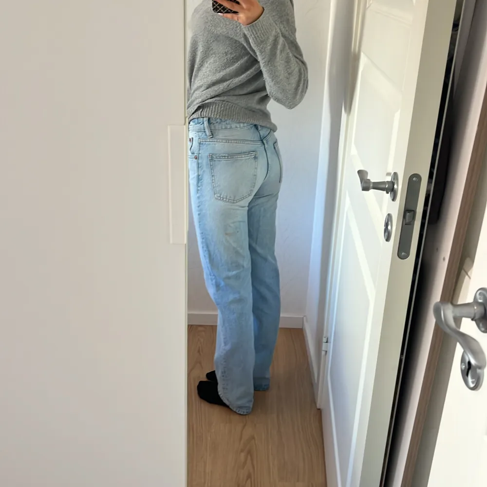 Ett par jätte fina Midwaist jeans från Zara som är ljus blå. Som då tyvärr har blivit försmå. De finns inte längre kvar på deras hemsida och det var alltid nästan slutsålt. Har använt fåtal gånger. Jag är en 169 cm❤️. Jeans & Byxor.