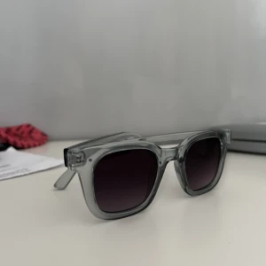 Chimi liknande Solglasögon  - Chimi liknande solglasögon! I nyskick använd ca 2 gånger. Finns inga defekter eller repor på glaset 💕 (inte äkta chimi) 