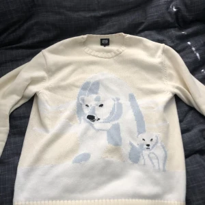 SNS stickad sweatshirt  - Bra skick inga fläckar eller hål.