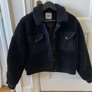Croppad teddyjacka  - Cool croppad Teddy jacka från Zara. Svart med jeans detaljer. Använd ett fåtalgånger. Perfekt vårjacka! 