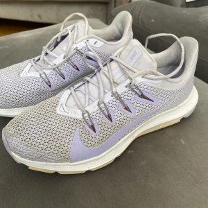 Träningsskor  - Säljer mina lila Nike skor då dem blivit för små för mig. Använda fåtal gånger. 150kr + frakt.