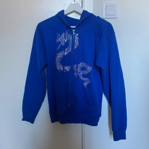 Zip hoddie - Jättefin blå zip hoddie med en drake på, skriv för fler bilder❤️