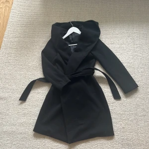 Svart kappa - Jätte fin svart kappa från Chelsea. Använd 2 ggr så är i fint skick. Nypris 899kr. Tyvärr är den lite för liten för mig! Perfekt nu inför våren. ☺️