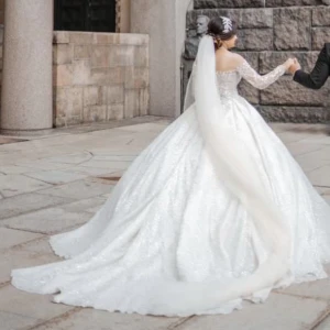 Brudklänning  - Brudklänning använd endast en gång på 4 h. Slöjan medföljer! Ni kan komma hem till mig och prova.