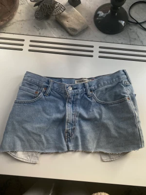Jeanskjol - Sjukt snygg jeanskjol från Levis!😍 perfekt till sommaren med härliga bruna ben!!