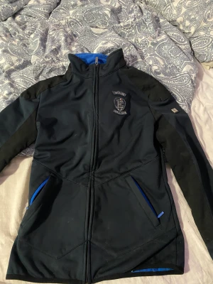  Equiline Jack/tröja. - Säljer min Equiline jacka/tröja den är EXTREMT skön att rida i nu när våren snart kommer,den är i bra skick och i storlek M,men skulle säga att dem passar s med