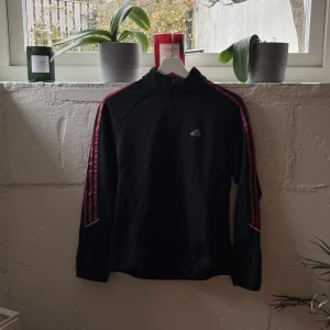 Nike 1/4 zip - Storleken står ej men definitivt en storlek S. Felfri utöver storleks taggen samt ett märke på baksidan som åkt av. 