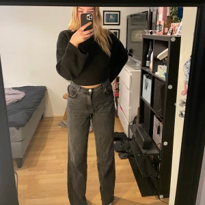 Jeans ginatricot - Snygga och sköna jeans i storlek 42 som tyvärr blivit för stora på mig. Passar perfekt för er lite längre (jag är 180cm)