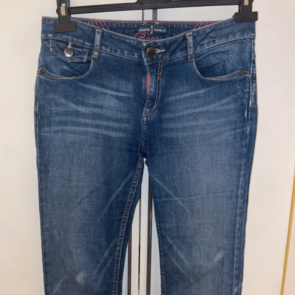 Säljer dessa lågmidjade utsvängda jeans i storlek w27, skriv privat för fler bilder. Jeans & Byxor.
