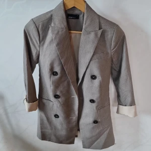 Kavaj från gina tricot - Snygg kavaj från gina tricot. Storlek xs.