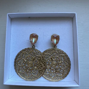 Caroline Svedbom örhängen - Knappt använd. Köparen står för frakten.