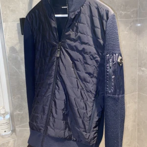 J.Lindberg cardigan - Snygg J.Lindberg kardigan i färgen marinblå. Skicket är 9,5/10. Några pyttesmå defekter som man bara ser om man kollar nära (fråga gärna efter bild) Tveka inte att höra av er!