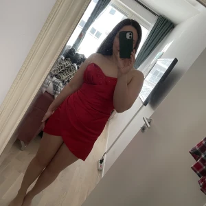 Lyxig cocktailklänning  - Cocktailklänning i mycket bra skick (endast använd en gång). Perfekt till finare tillställning. Figursydd för storlek xs/34. Köptes från Brud och Fest i Stockholm för några år sen. Så snygg men säljer för att den inte passar mig längre. 