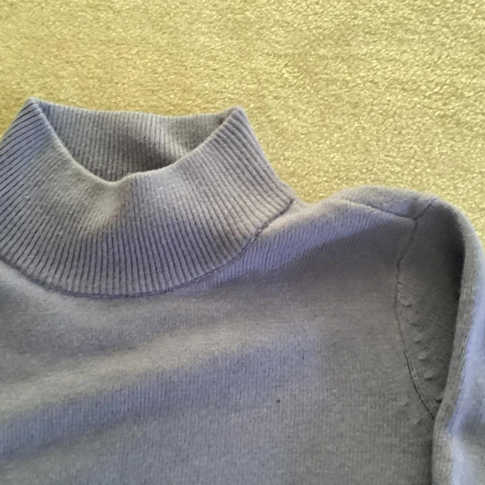 Turtelneck tröja från vila som jag säljer pga att den var för liten för mig,Kontakta mig privat om du vill ha fler bilder❤️. Stickat.