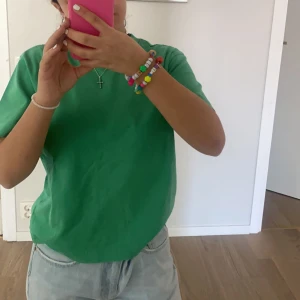 Grön gina tricot t-shirt  - Köpt på Gina tricot och säljs för att den inte används 