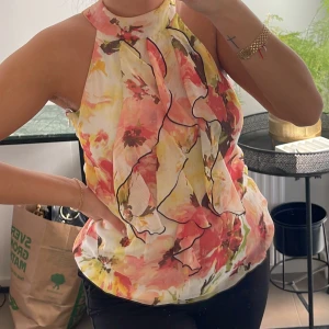 Blommig tröja  - Blommig tröja i storlek S