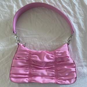 Rosa handväska från Topshop med dragkedja.  Köpt för 350kr Använd fåtal gånger
