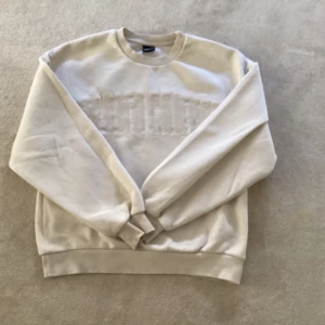 Beige hoodie  - Säljer denna jätte fina hoodien från Gina då den aldrig kommit till användning. Ganska stor i storleken så jag skulle tro att den också passar för S,kontakta mig privat om ni vill ha fler bilder❤️