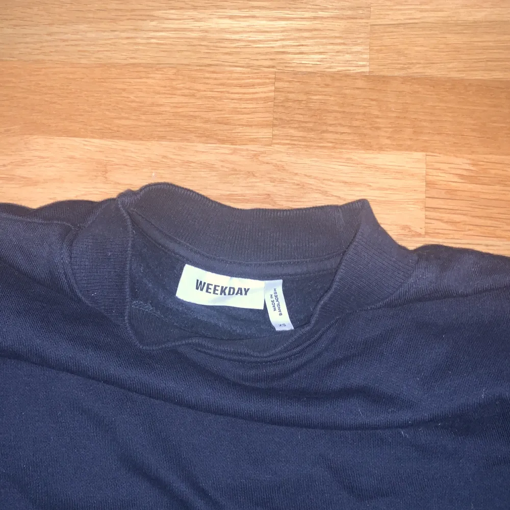 Mörkblå sweatshirt från Werkday. Den är inte kroppad, såsom den ser ut på bilden. Knappt använd. . Tröjor & Koftor.